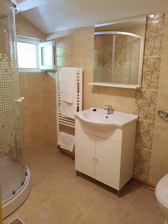 Cabana Sarmis Costesti Luaran gambar